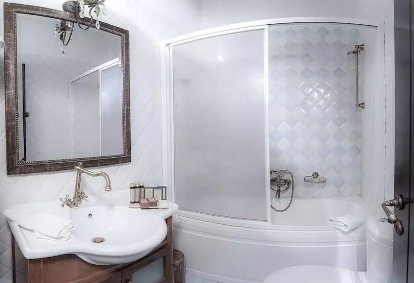 Majatalo Ostra Menalon Luxury Suites