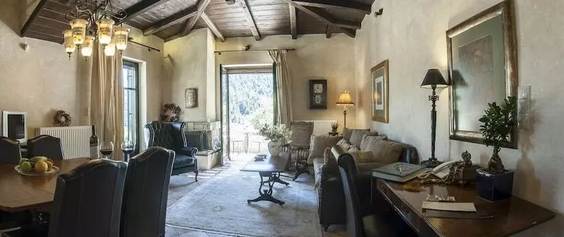 Majatalo Ostra Menalon Luxury Suites