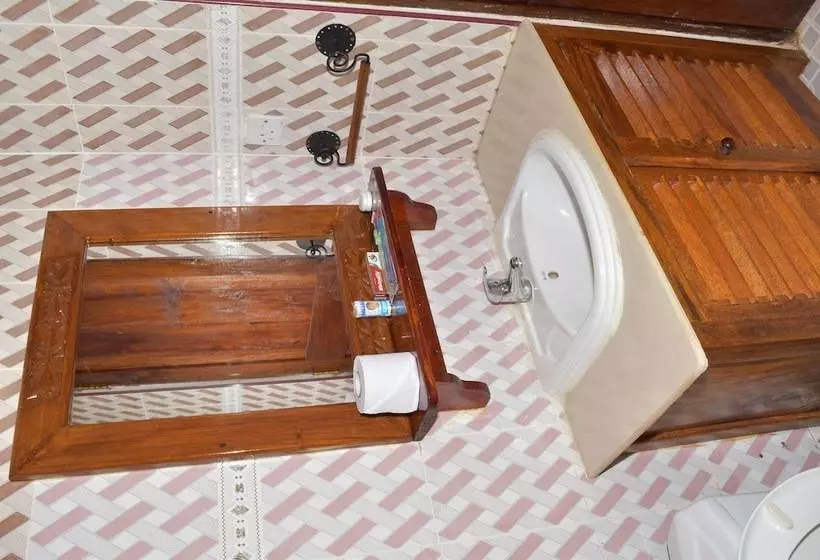 هتل Chukwani Executive Inn