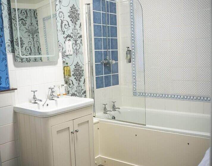 Crown And Trumpet Inn