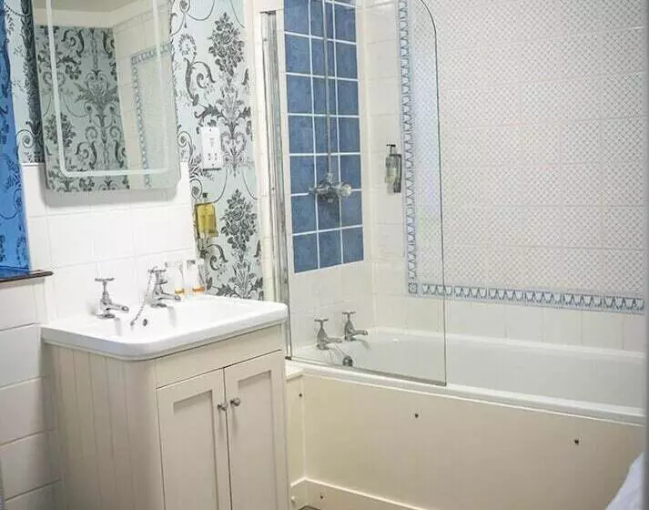 Crown And Trumpet Inn