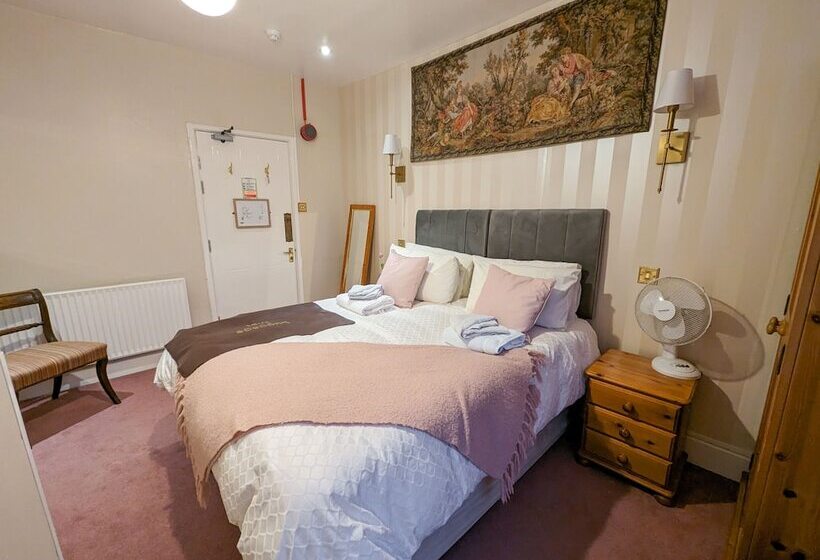 Crown And Trumpet Inn