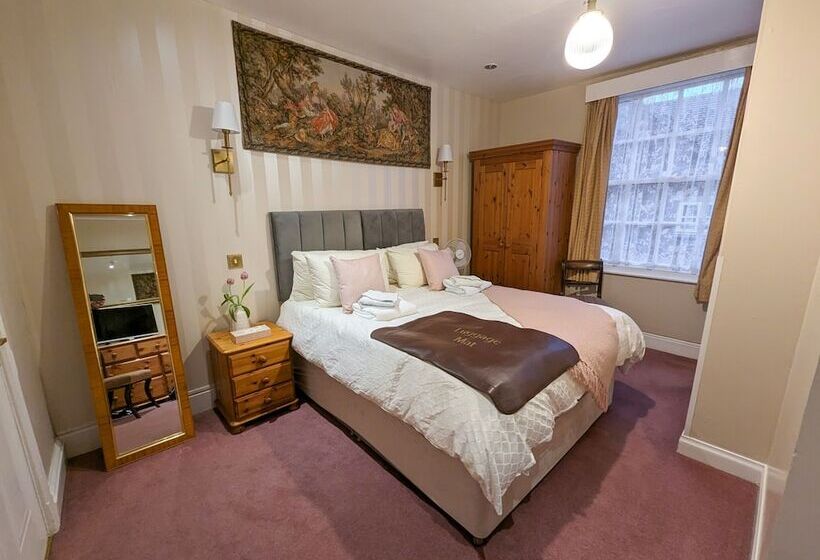 Crown And Trumpet Inn