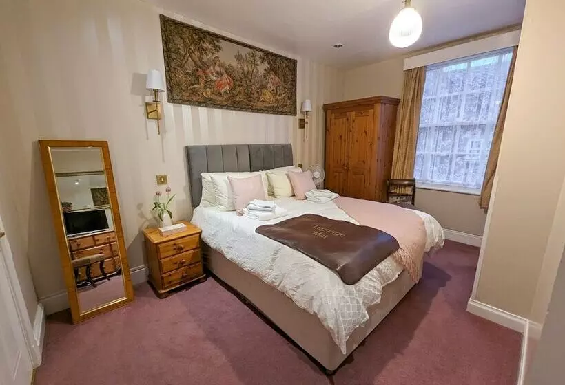 Crown And Trumpet Inn