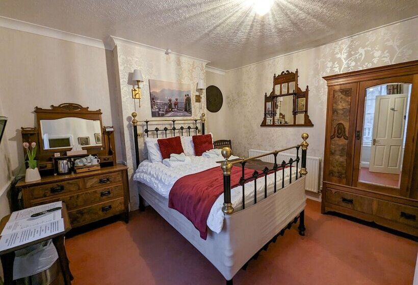 Crown And Trumpet Inn