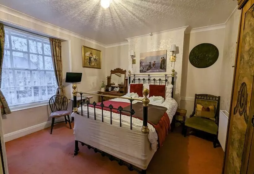 Crown And Trumpet Inn