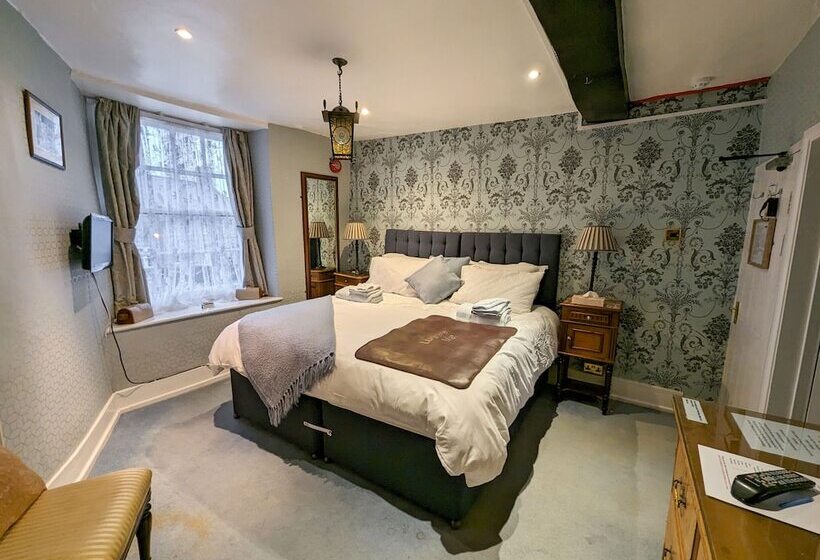 Crown And Trumpet Inn