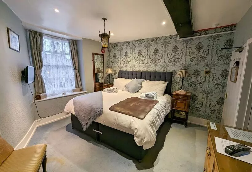 Crown And Trumpet Inn