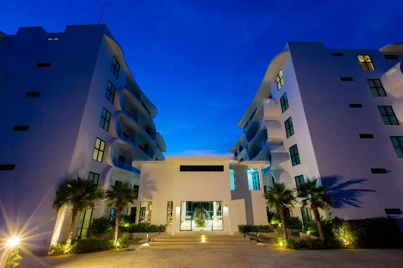 Utopia Naiharn By Fred&com Phuket