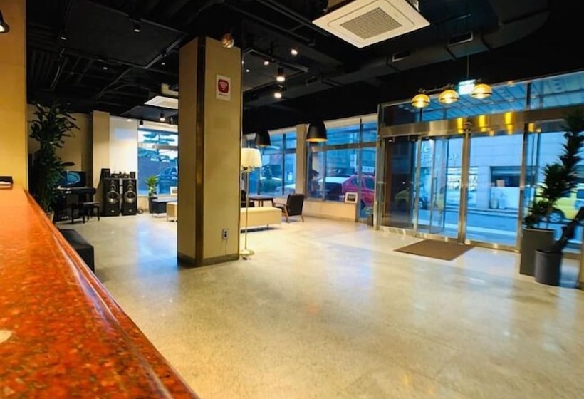 Renaissance Hotel Hostel