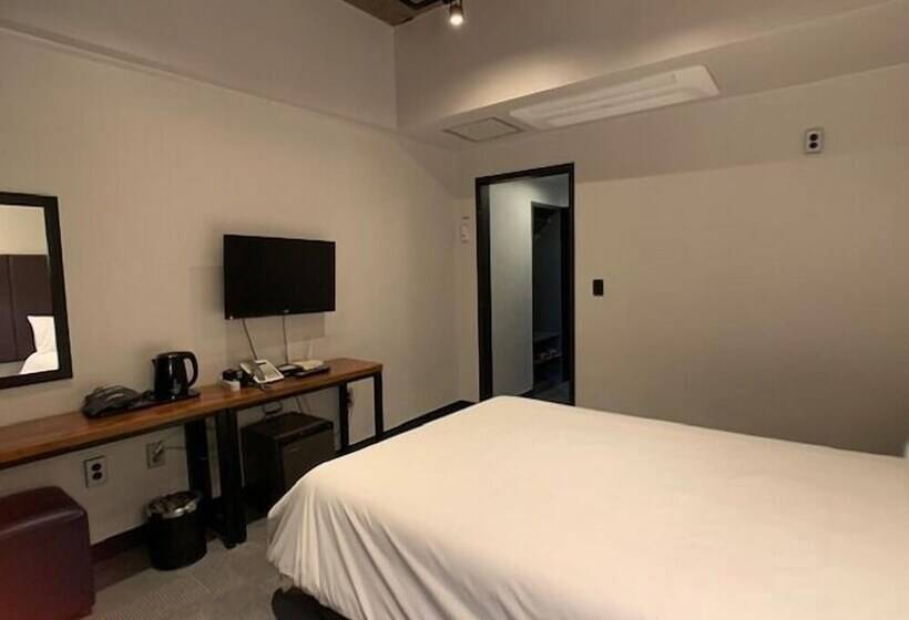 Renaissance Hotel Hostel