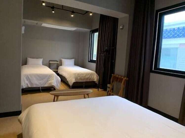 Renaissance Hotel Hostel