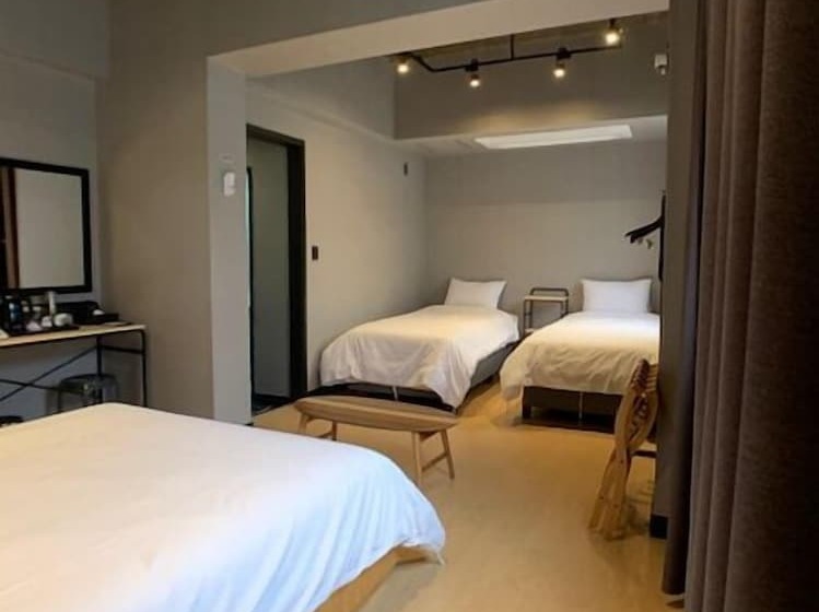 Renaissance Hotel Hostel