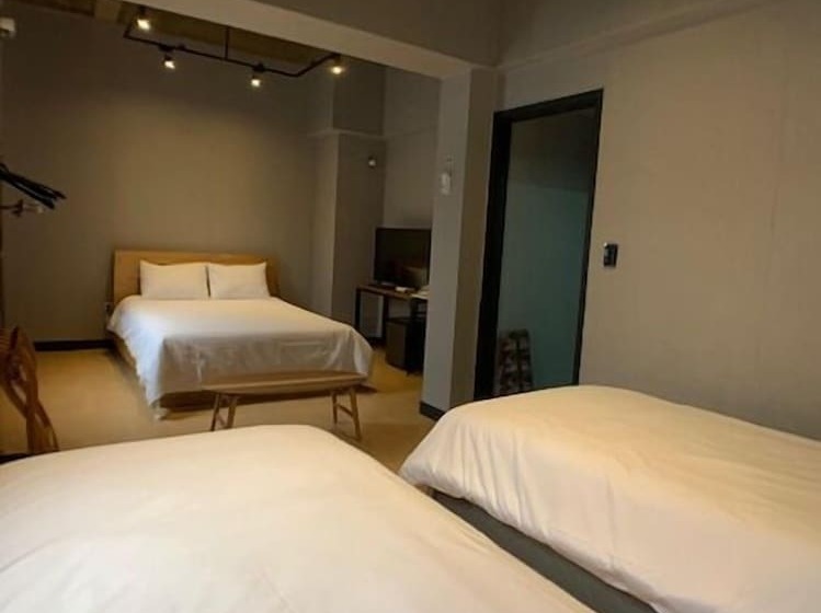 Renaissance Hotel Hostel