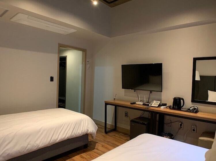 Renaissance Hotel Hostel