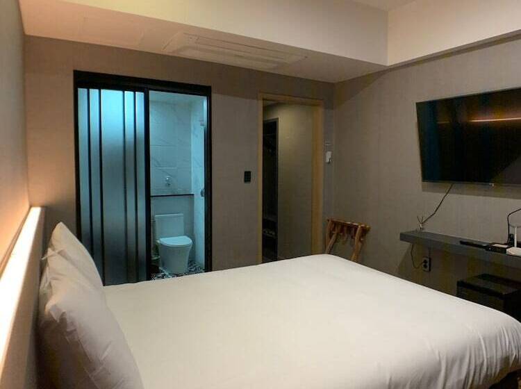 Renaissance Hotel Hostel