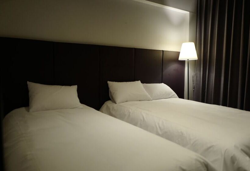 Renaissance Hotel Hostel