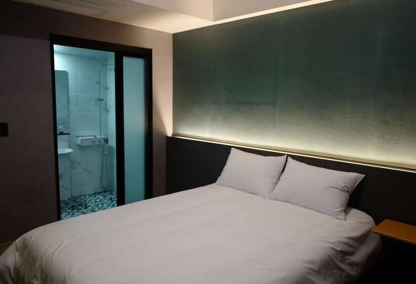 Renaissance Hotel Hostel