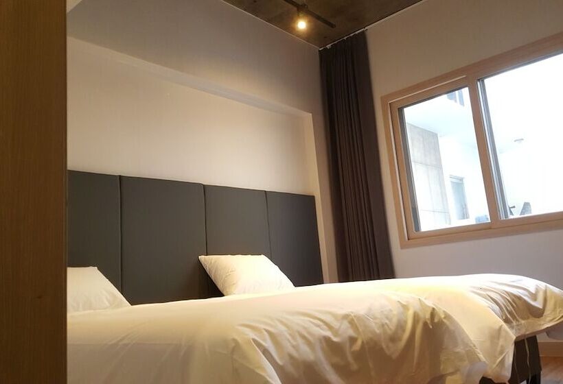 Renaissance Hotel Hostel