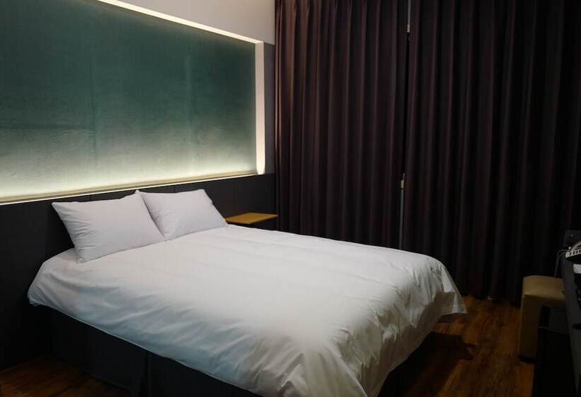 Renaissance Hotel Hostel