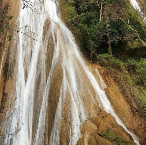 هتل Mr Charles River View Lodge