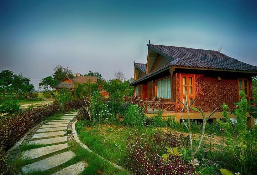 هتل Mr Charles River View Lodge