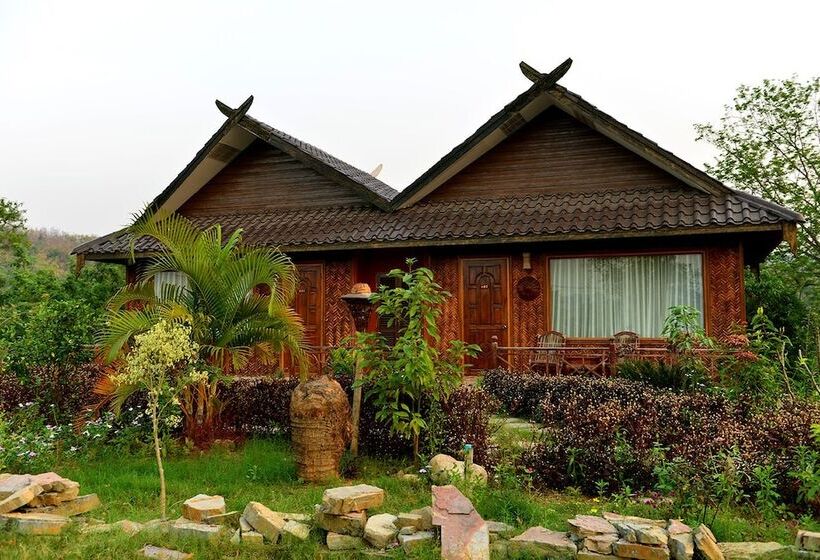 هتل Mr Charles River View Lodge