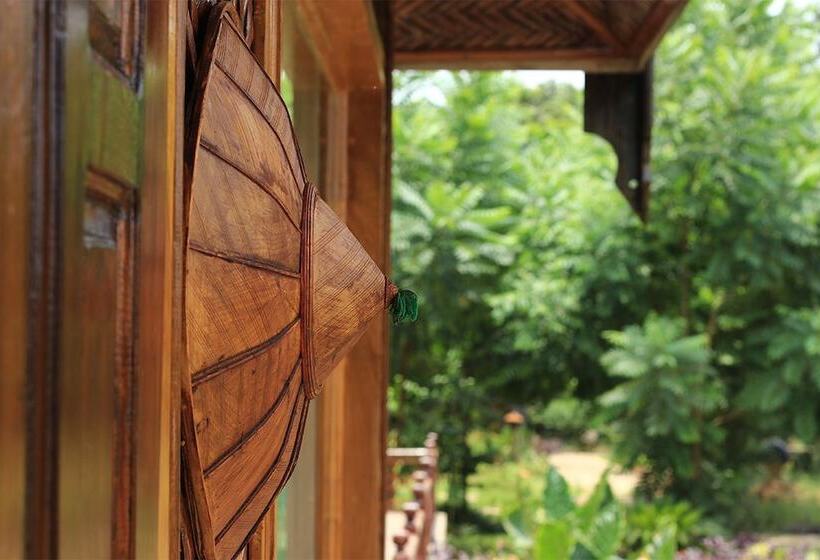 هتل Mr Charles River View Lodge