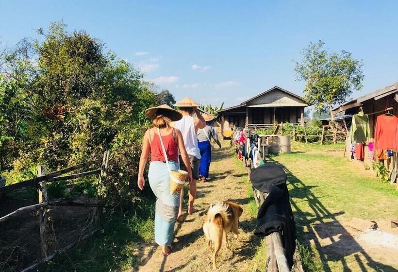 هتل Mr Charles River View Lodge