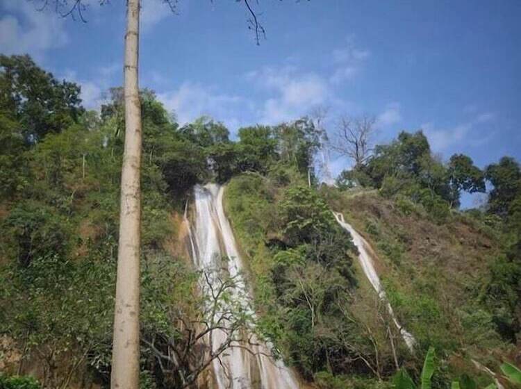 هتل Mr Charles River View Lodge