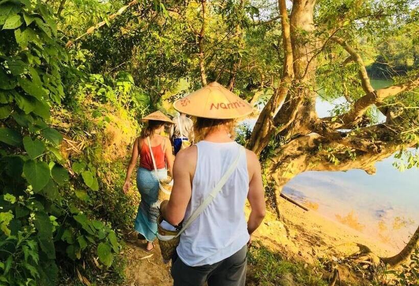 هتل Mr Charles River View Lodge