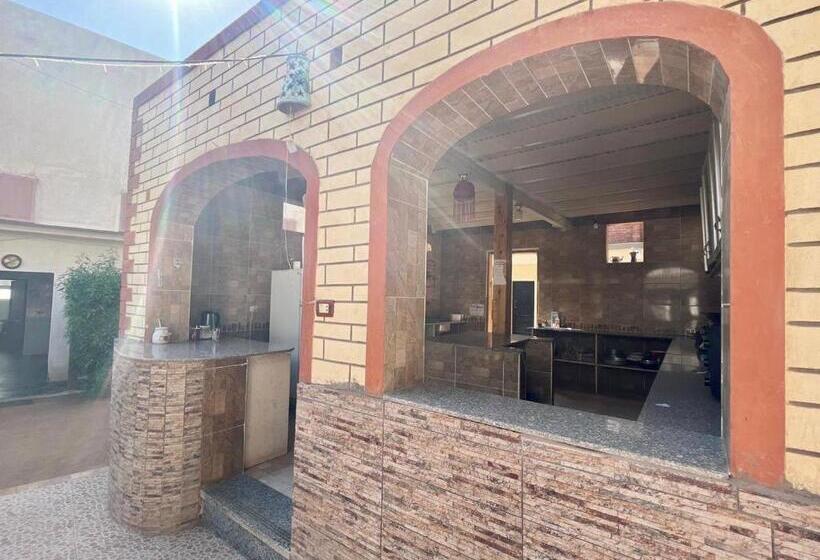 هتل Oasis Fighting Kangaroo