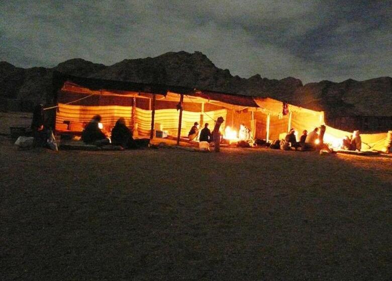 هتل Oasis Fighting Kangaroo