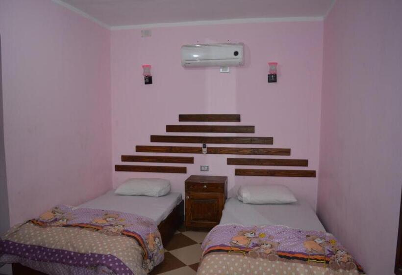 هتل Oasis Fighting Kangaroo