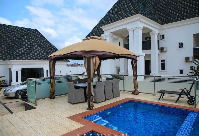 هتل Poshlux Executive