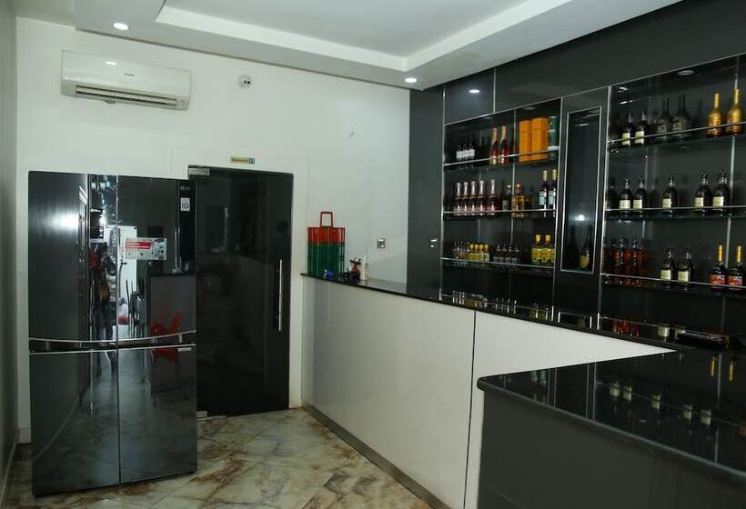 هتل Poshlux Executive