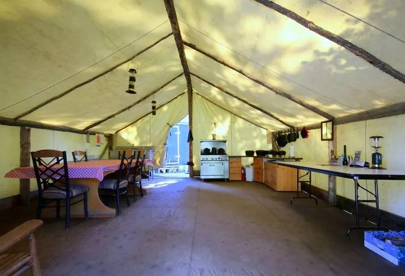 هتل Bedroll And Breakfast  Campground