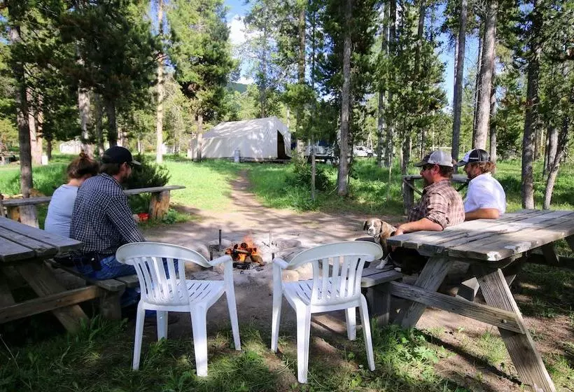 هتل Bedroll And Breakfast  Campground