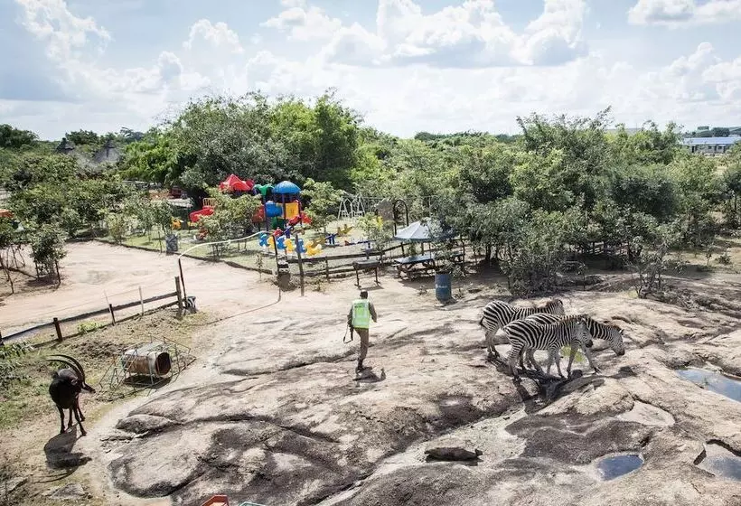 هتل Mokorro Game Ranch And Lodge