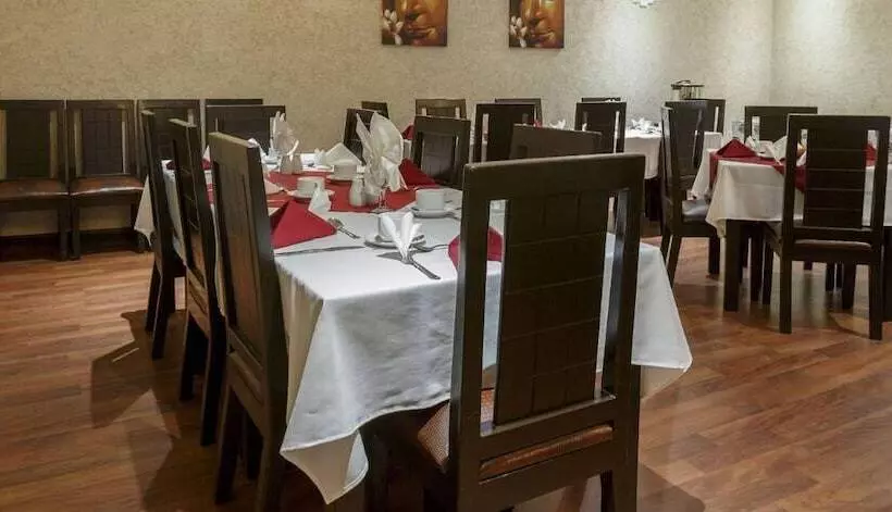 هتل Mokorro Game Ranch And Lodge