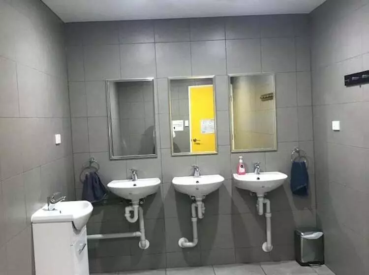 Perth City Backpackers Hostel   Note   Valid Passport Required To Check In