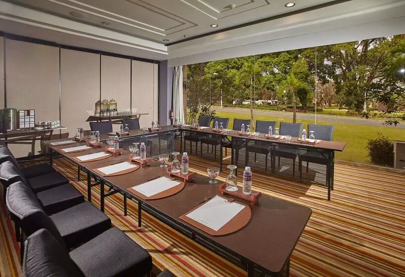 Отель Quest Plus Conference Center Clark