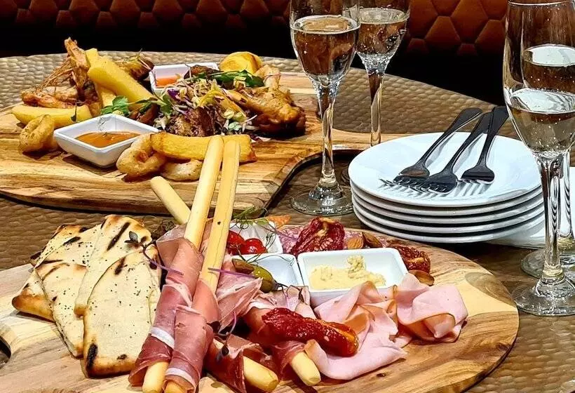 Suncourt Hotel & Conference Centre