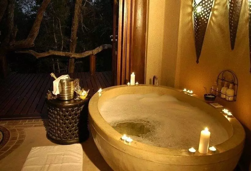 Hotelli Simbambili Game Lodge