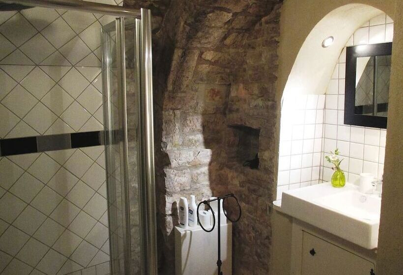 بنسيون Vico Del Poeta