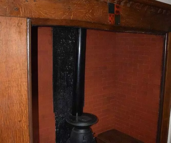 پانسیون Harmondsworth Hall