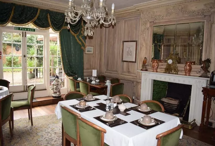 پانسیون Harmondsworth Hall