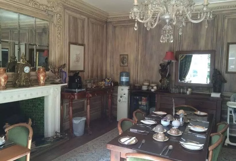 پانسیون Harmondsworth Hall