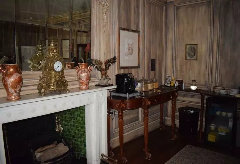 پانسیون Harmondsworth Hall