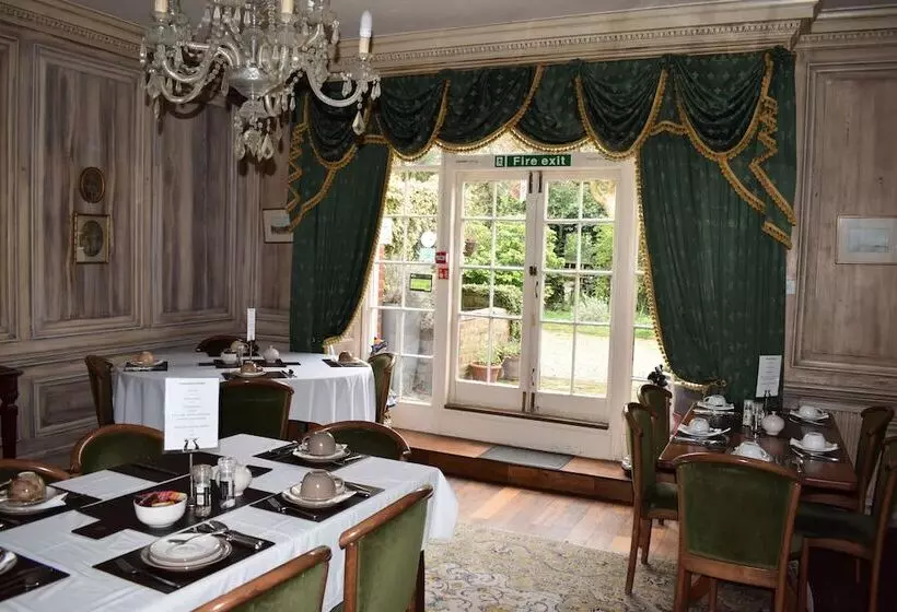 پانسیون Harmondsworth Hall